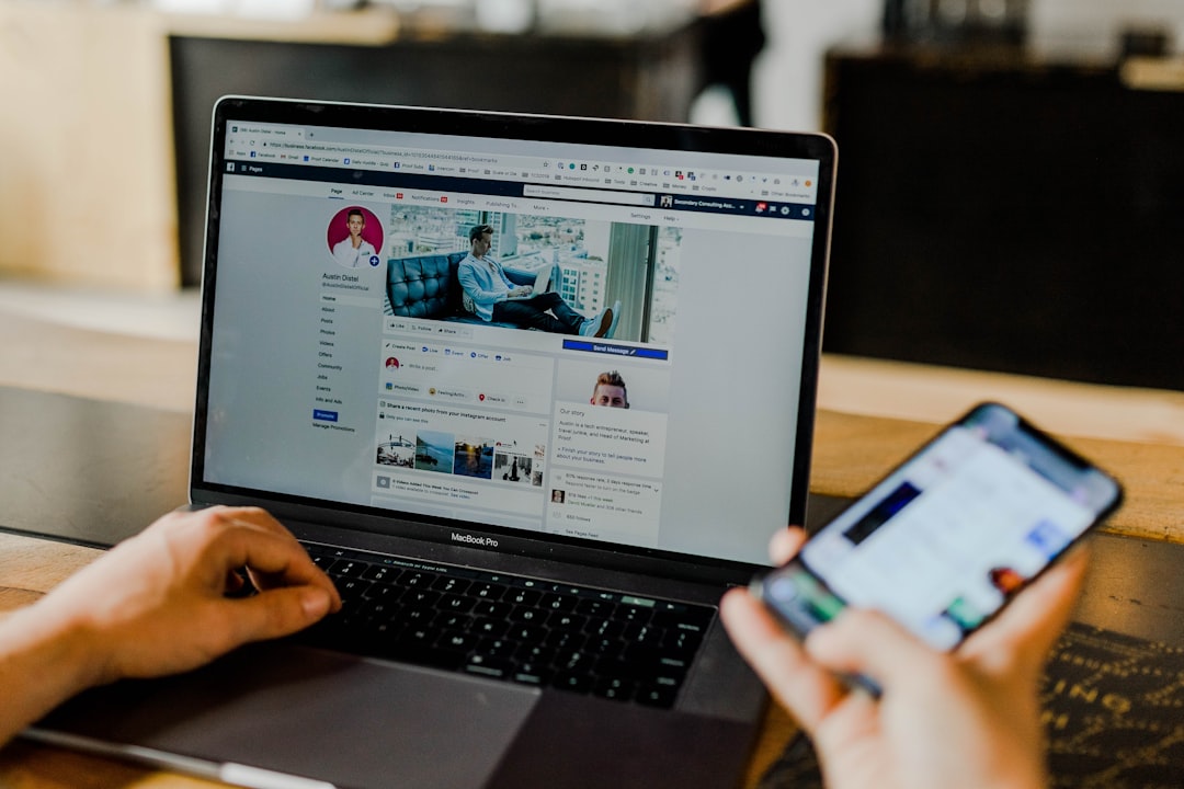 Page Facebook d’un réseau social d’entrepreneurs affichée sur ordinateur et mobile.